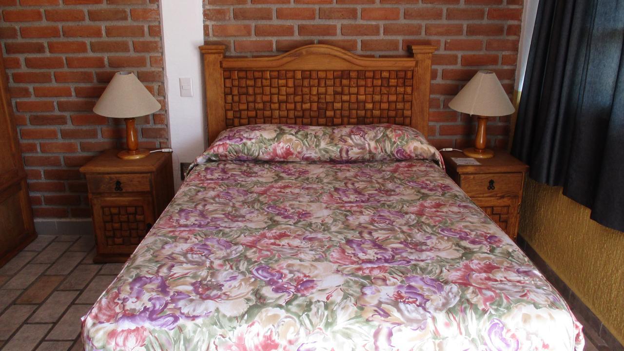 Hotel Villa Monarca Inn Zitacuaro ภายนอก รูปภาพ